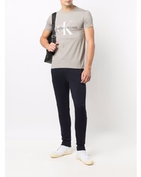 graues bedrucktes T-Shirt mit einem Rundhalsausschnitt von Calvin Klein Jeans