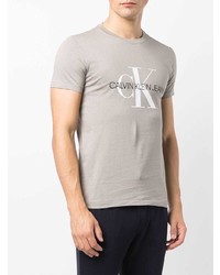 graues bedrucktes T-Shirt mit einem Rundhalsausschnitt von Calvin Klein Jeans