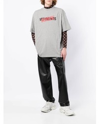 graues bedrucktes T-Shirt mit einem Rundhalsausschnitt von Vetements