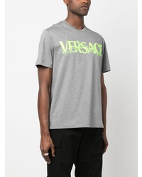 graues bedrucktes T-Shirt mit einem Rundhalsausschnitt von Versace