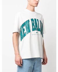 graues bedrucktes T-Shirt mit einem Rundhalsausschnitt von New Balance