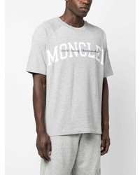 graues bedrucktes T-Shirt mit einem Rundhalsausschnitt von Moncler