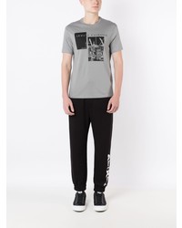 graues bedrucktes T-Shirt mit einem Rundhalsausschnitt von Armani Exchange