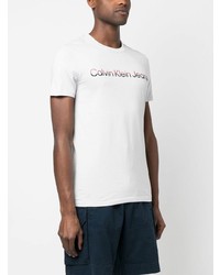 graues bedrucktes T-Shirt mit einem Rundhalsausschnitt von Calvin Klein