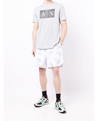 graues bedrucktes T-Shirt mit einem Rundhalsausschnitt von Armani Exchange