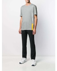 graues bedrucktes T-Shirt mit einem Rundhalsausschnitt von Calvin Klein