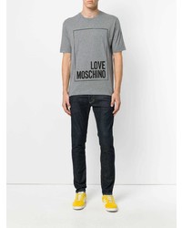 graues bedrucktes T-Shirt mit einem Rundhalsausschnitt von Love Moschino