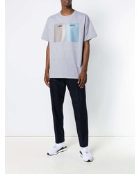 graues bedrucktes T-Shirt mit einem Rundhalsausschnitt von Raf Simons