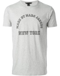 graues bedrucktes T-Shirt mit einem Rundhalsausschnitt von Marc by Marc Jacobs