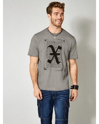 graues bedrucktes T-Shirt mit einem Rundhalsausschnitt von MEN PLUS BY HAPPY SIZE