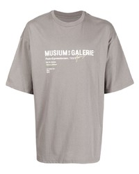 graues bedrucktes T-Shirt mit einem Rundhalsausschnitt von Musium Div.