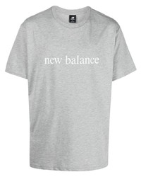 graues bedrucktes T-Shirt mit einem Rundhalsausschnitt von New Balance
