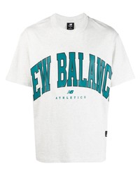 graues bedrucktes T-Shirt mit einem Rundhalsausschnitt von New Balance