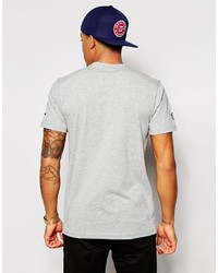 graues bedrucktes T-Shirt mit einem Rundhalsausschnitt von New Era