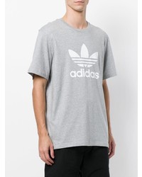 graues bedrucktes T-Shirt mit einem Rundhalsausschnitt von adidas