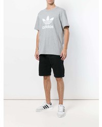 graues bedrucktes T-Shirt mit einem Rundhalsausschnitt von adidas