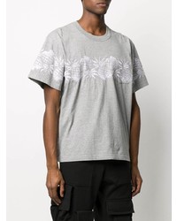 graues bedrucktes T-Shirt mit einem Rundhalsausschnitt von Sacai