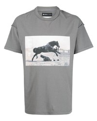 graues bedrucktes T-Shirt mit einem Rundhalsausschnitt von purple brand