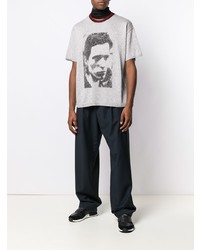 graues bedrucktes T-Shirt mit einem Rundhalsausschnitt von Raf Simons