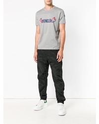 graues bedrucktes T-Shirt mit einem Rundhalsausschnitt von Moncler