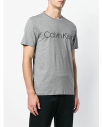 graues bedrucktes T-Shirt mit einem Rundhalsausschnitt von Calvin Klein