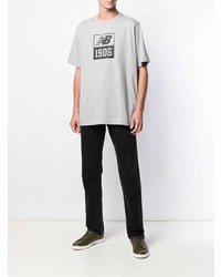 graues bedrucktes T-Shirt mit einem Rundhalsausschnitt von New Balance