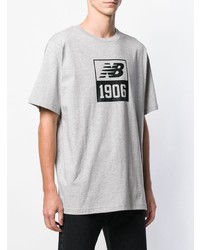 graues bedrucktes T-Shirt mit einem Rundhalsausschnitt von New Balance