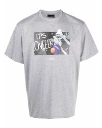 graues bedrucktes T-Shirt mit einem Rundhalsausschnitt von Throwback.
