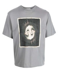 graues bedrucktes T-Shirt mit einem Rundhalsausschnitt von UNDERCOVE