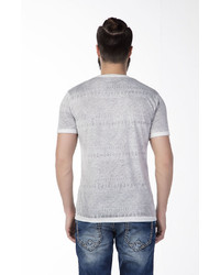 graues bedrucktes T-Shirt mit einem V-Ausschnitt