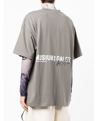 graues besticktes T-Shirt mit einem Rundhalsausschnitt von Musium Div.