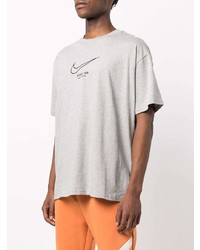 graues besticktes T-Shirt mit einem Rundhalsausschnitt von Nike