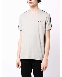 graues besticktes T-Shirt mit einem Rundhalsausschnitt von Fred Perry