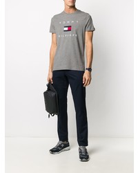 graues besticktes T-Shirt mit einem Rundhalsausschnitt von Tommy Hilfiger