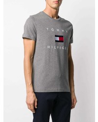 graues besticktes T-Shirt mit einem Rundhalsausschnitt von Tommy Hilfiger