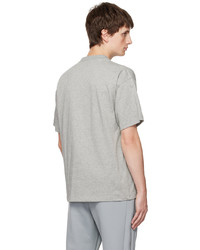 graues besticktes T-Shirt mit einem Rundhalsausschnitt von Nike