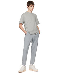 graues besticktes T-Shirt mit einem Rundhalsausschnitt von Nike