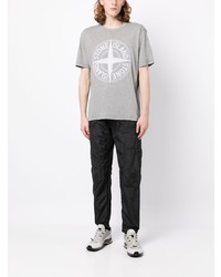 graues besticktes T-Shirt mit einem Rundhalsausschnitt von Stone Island