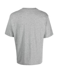 graues besticktes T-Shirt mit einem Rundhalsausschnitt von Haikure