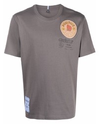 graues besticktes T-Shirt mit einem Rundhalsausschnitt von McQ