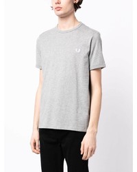 graues besticktes T-Shirt mit einem Rundhalsausschnitt von Fred Perry