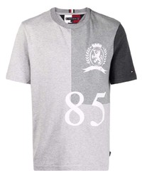 graues besticktes T-Shirt mit einem Rundhalsausschnitt von Tommy Hilfiger