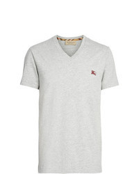 graues besticktes T-Shirt mit einem V-Ausschnitt