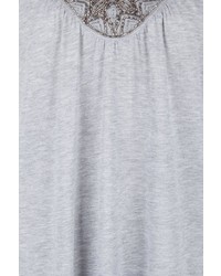 graues besticktes T-Shirt mit einem V-Ausschnitt von Usha