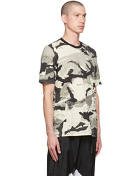 graues Camouflage T-Shirt mit einem Rundhalsausschnitt von adidas Originals