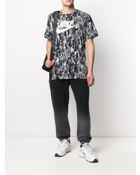 graues Camouflage T-Shirt mit einem Rundhalsausschnitt von Nike