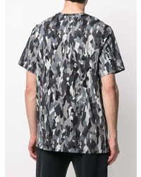 graues Camouflage T-Shirt mit einem Rundhalsausschnitt von Nike