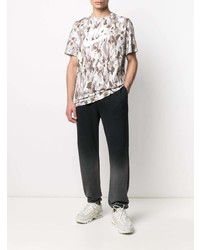 graues Camouflage T-Shirt mit einem Rundhalsausschnitt von Nike