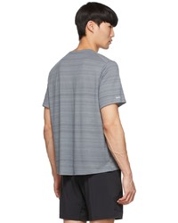 graues horizontal gestreiftes T-Shirt mit einem Rundhalsausschnitt von Nike