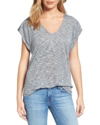 graues horizontal gestreiftes T-Shirt mit einem V-Ausschnitt